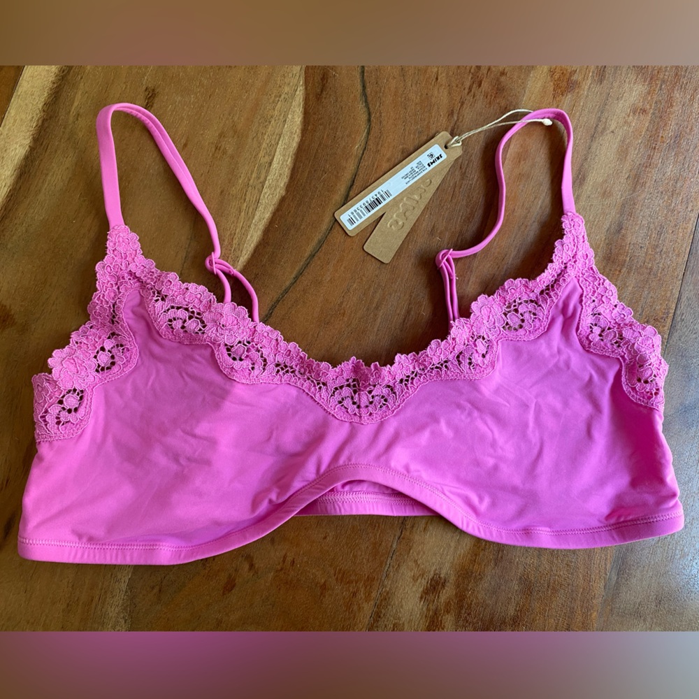 SKIMS NWT “Fits Everyone” Bralette with Adjustable Straps